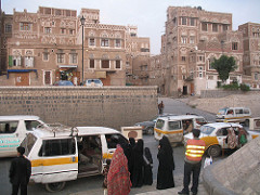 Minibus im Kanal von Old Sanaa